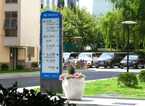  普格哪些因素影响宣传栏的制作？